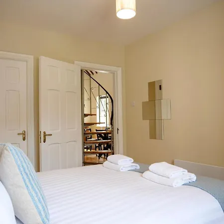 בית נופש Central Dingle Cottage דינגל
