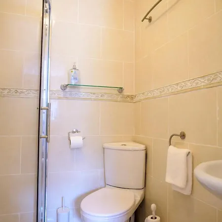 בית נופש Central Dingle Cottage דינגל